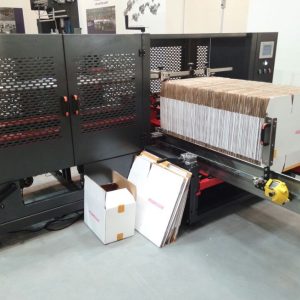 Mașină automată de format cutii AUTOBOX cu masă orizontală încărcată cu semifabricate plate
