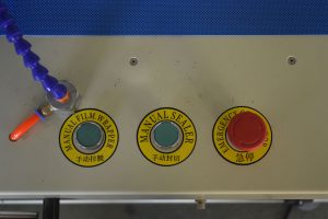 A450 masina automata de ambalat in folie termocontractibila cu sudura continua: pachetul trece prin folie si este sigilat lateral si la capete