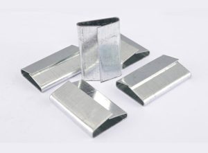 Clemă presată peste două capete suprapuse de bandă metalică