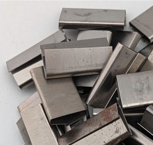 Capsă pentru bandă metalică, sertizată peste două capete suprapuse de bandă metalică de 16 mm